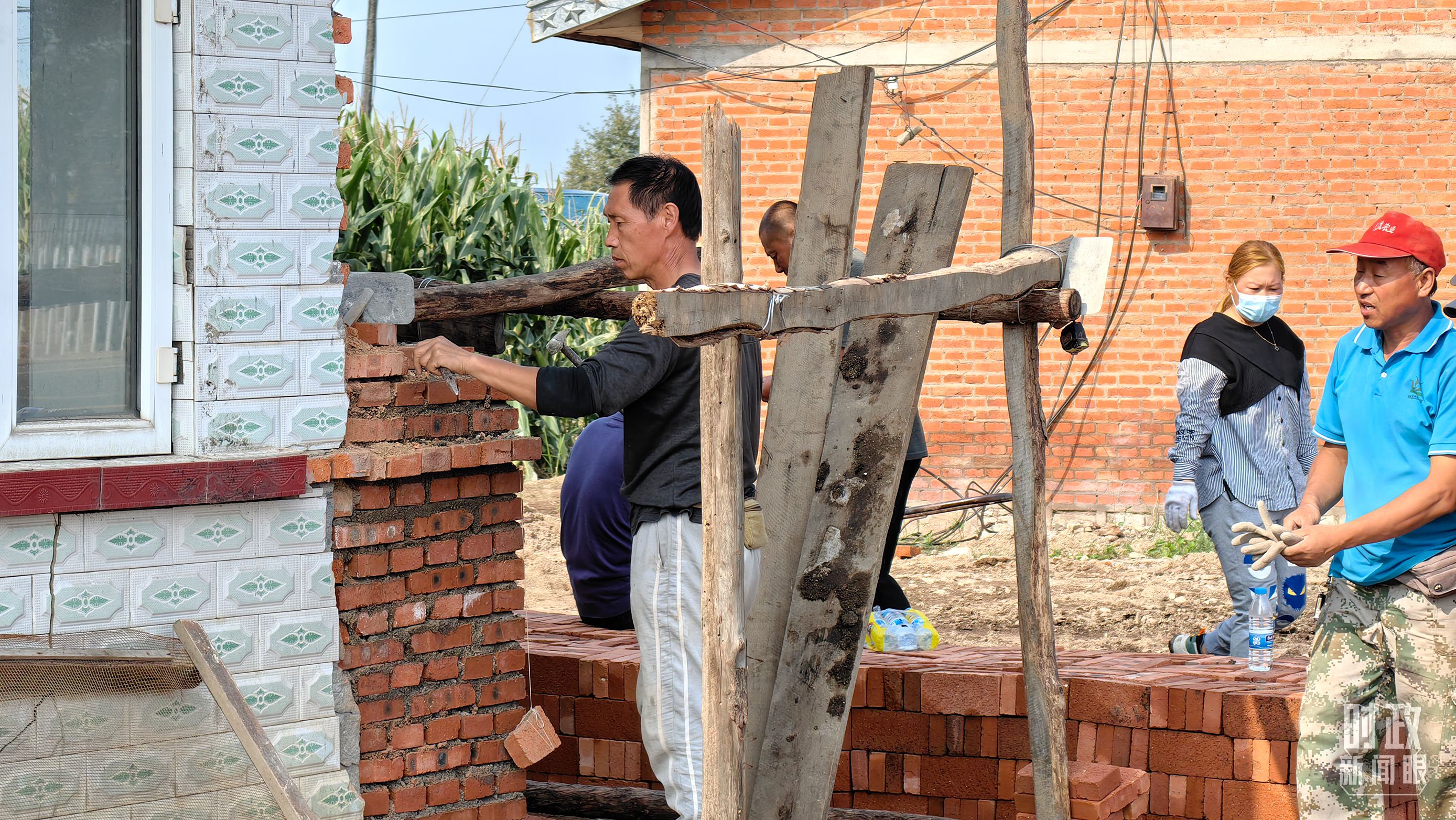 △龙王庙村内，村民正在修缮在洪水中受损的房屋。（总台央广记者潘毅拍摄）