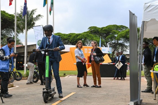 6月6日，在联合国位于肯尼亚首都内罗毕的办事处，人们在低碳和电动交通载具展上参观体验电动滑板车。新华社记者 韩旭 摄