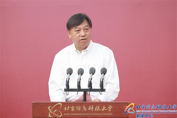 北京信息科技大学校长郭福在2023级新生开学典礼上发表致辞。校方供图。
