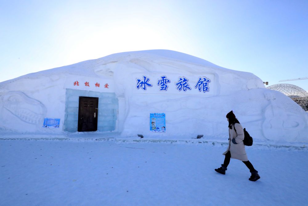 游客从北极村冰雪旅馆的一个房间前走过（2018年1月31日摄）。