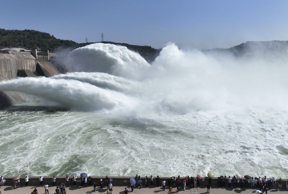 2023年6月23日，游客在黄河小浪底水利枢纽工程出水口观看调水调沙（无人机照片）。新华社发（苗秋闹 摄）