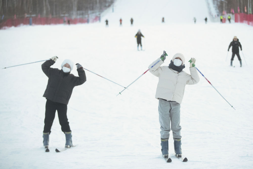 游客在北极村滑雪场内体验滑雪（2023年1月7日摄）。