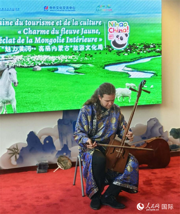 法国音乐家马修·勒库演奏马头琴。人民网记者 尚凯元摄