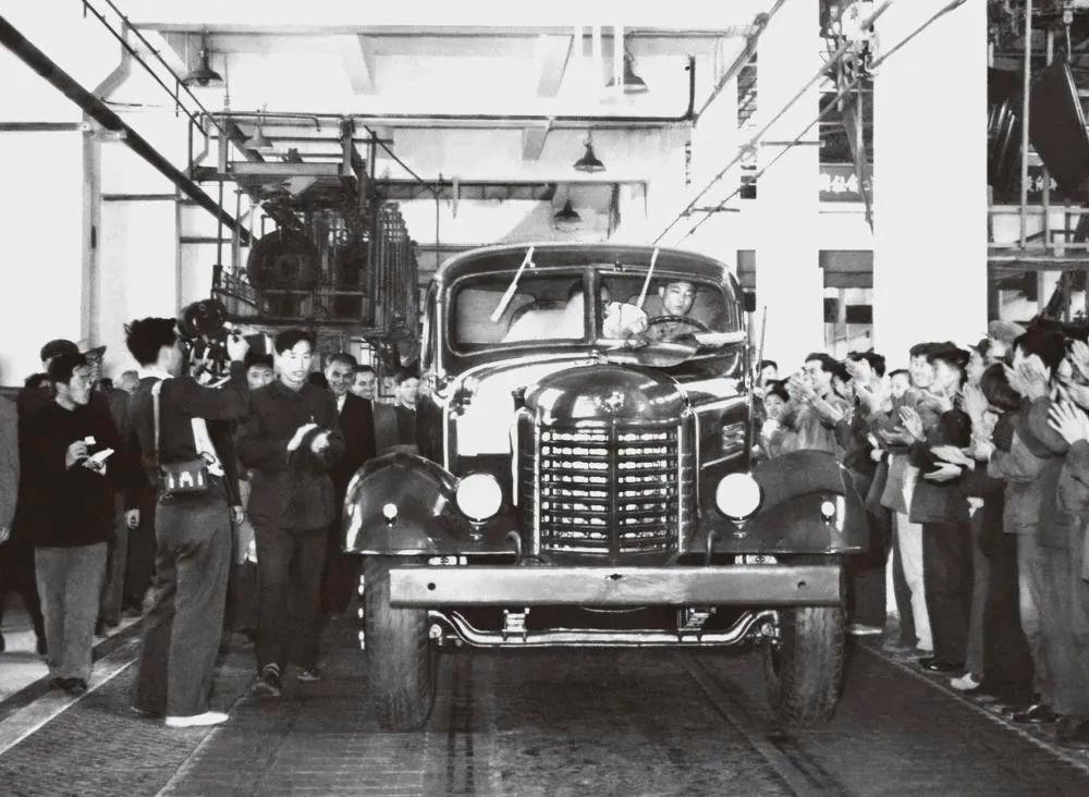 △1956年7月13日，第一辆解放牌汽车驶下装配线。