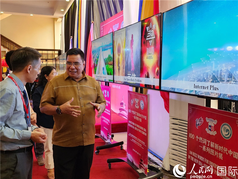 图为菲律宾国家图书馆馆长阿德里亚诺参观新时代中国图片展。人民网记者樊帆摄
