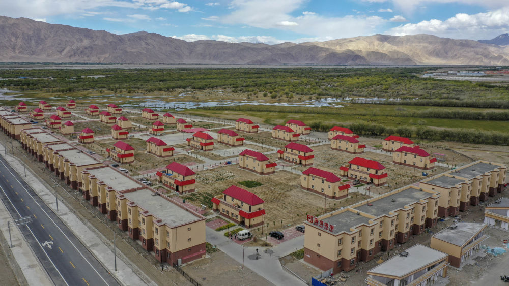 这是由深圳援疆修建的新疆塔什库尔干塔吉克自治县一处安置小区（2019年7月9日摄，无人机照片）。新华社记者 胡虎虎 摄