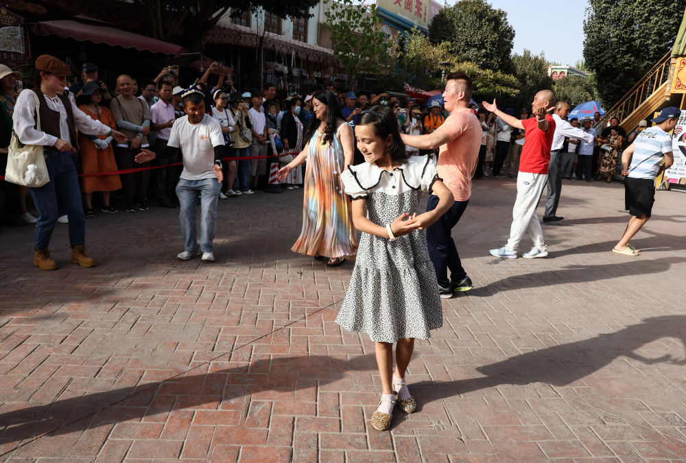 当地居民和游客在新疆喀什古城景区内随音乐起舞（2023年9月7日摄）。新华社记者 兰红光 摄