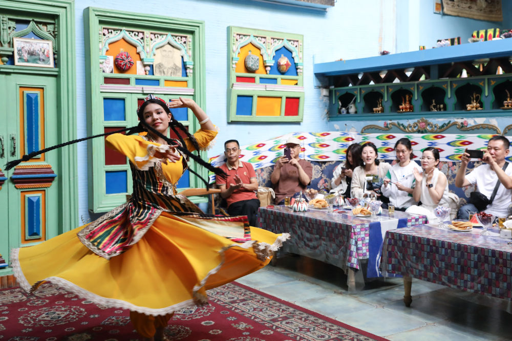 演员在新疆喀什古城景区“古丽的家”旅游家访点表演舞蹈（2023年9月7日摄）。新华社记者 程婷婷 摄