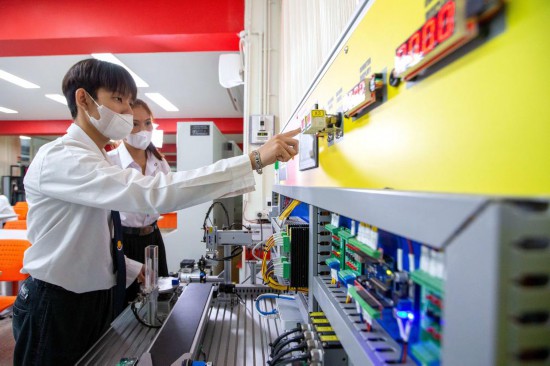 3月14日，在泰国大城府大城技术学院鲁班工坊，学生在课堂上操作自动化生产线安装调试系统。新华社记者 王腾 摄