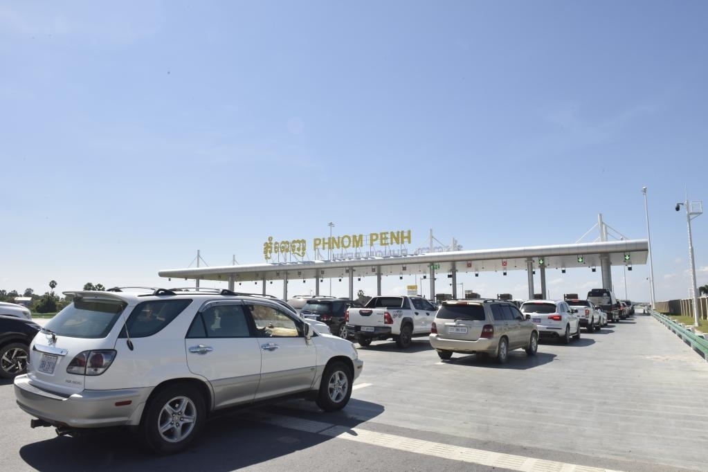 2022年11月7日,车辆在柬埔寨首都金边的金港高速公路入口处排队。金港高速公路连接柬埔寨首都金边和该国最大深水海港西哈努克港。