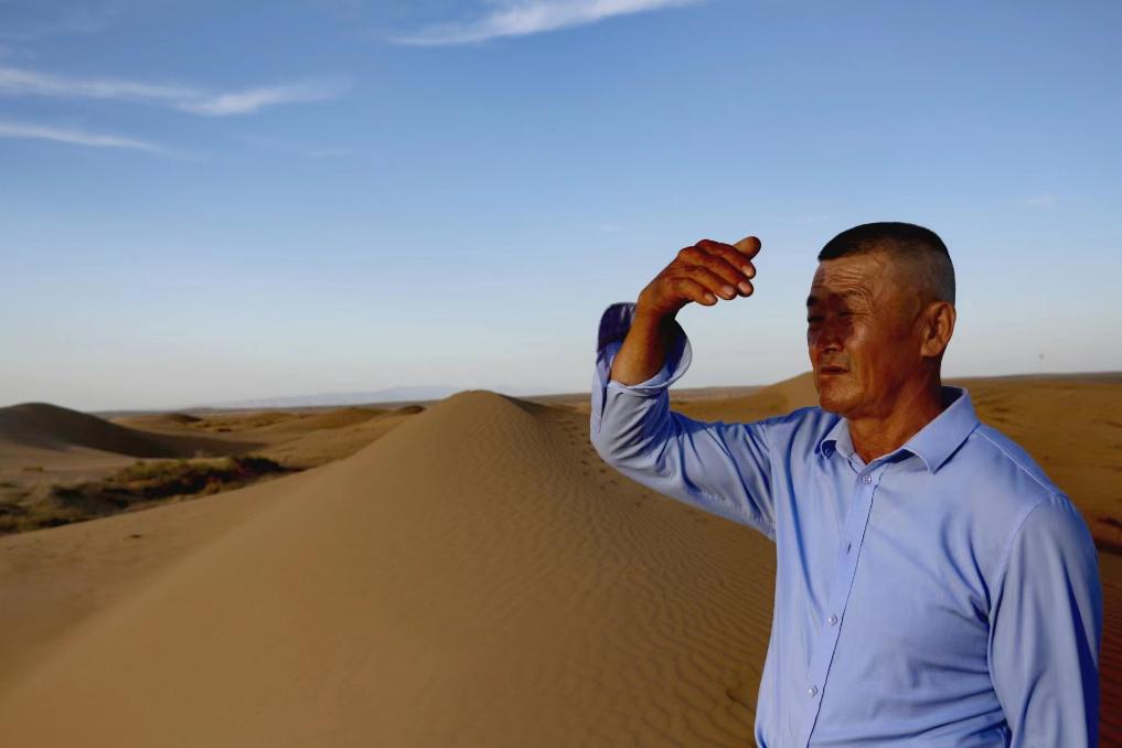 乌日根达来眺望尚未治理的库布其沙漠区域（2023年6月25日摄）。新华社记者李云平 摄
