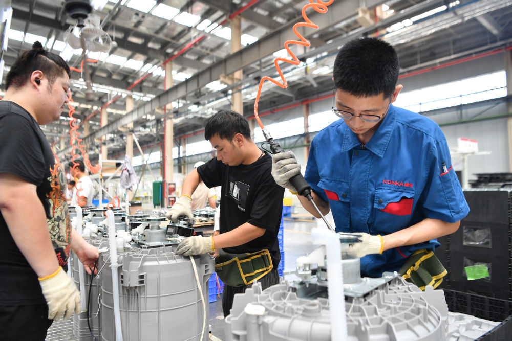 2023年7月20日，工人在位于西安国际港务区的陕西康佳智能家电有限公司生产车间工作。 新华社记者 张博文 摄