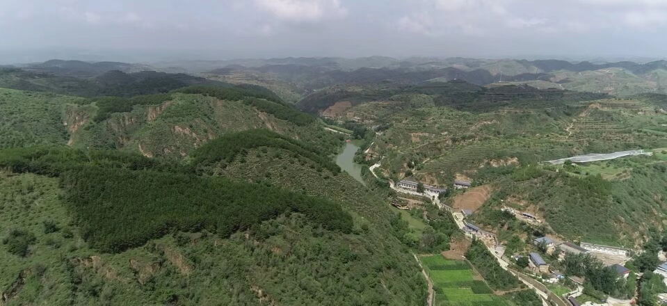 黄土沟壑中的高西沟村满眼绿色（无人机照片，2023年7月26日）。新华社记者陈昌奇 摄