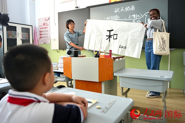 来自肯尼亚的莉迪亚则将自己书写的“和”字送给孩子们。人民网 卢鹏宇摄