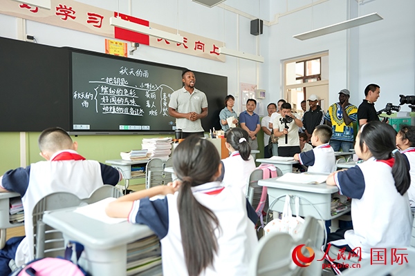 来自尼日利亚的李昊瑞在表演绕口令。人民网 卢鹏宇摄