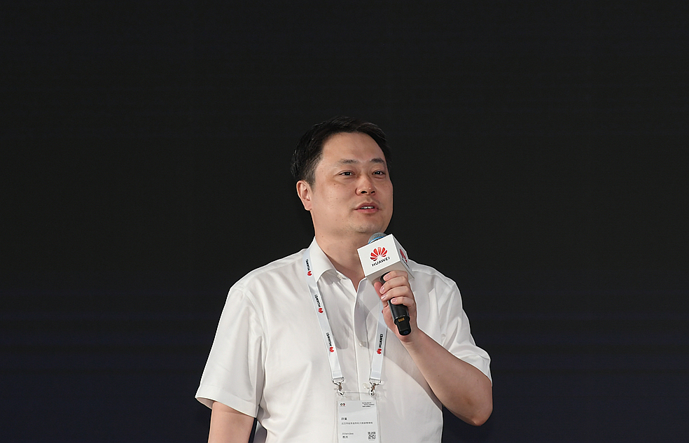 武汉市政务服务和大数据管理局副局长薛童发表主旨演讲。人民网记者 翁奇羽摄
