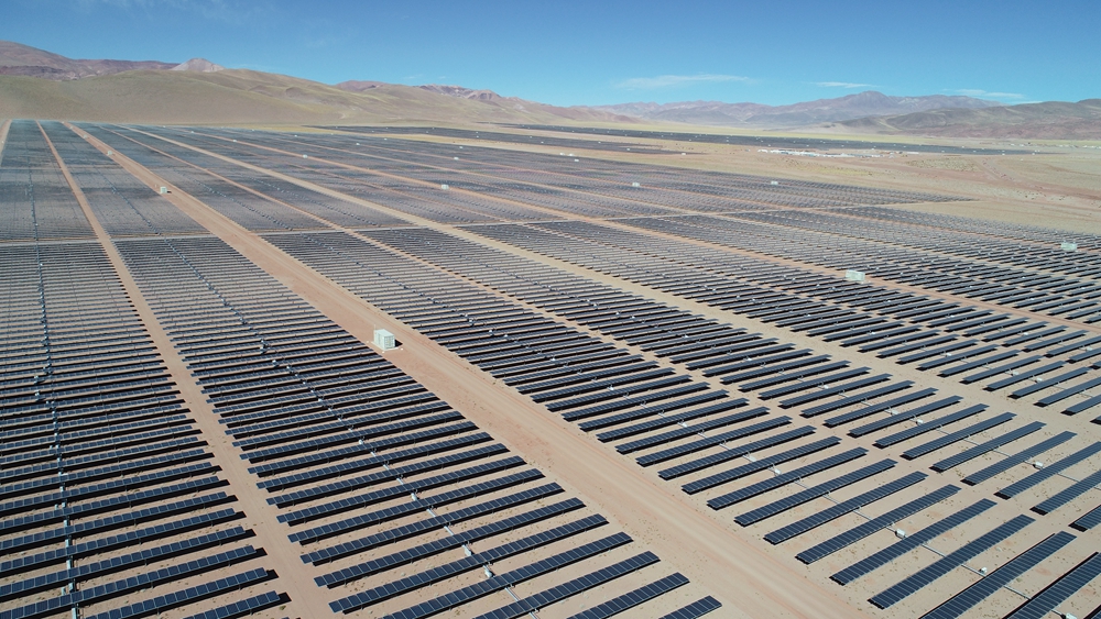 这是2020年5月11日拍摄的阿根廷胡胡伊省高查瑞300兆瓦光伏发电项目光伏发电板（无人机照片）。新华社发（上海电建阿根廷高查瑞300兆瓦光伏发电项目项目部供图）