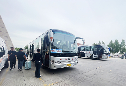 旅客准备乘坐免费摆渡车前往正定机场。人民网记者 乔雪峰摄