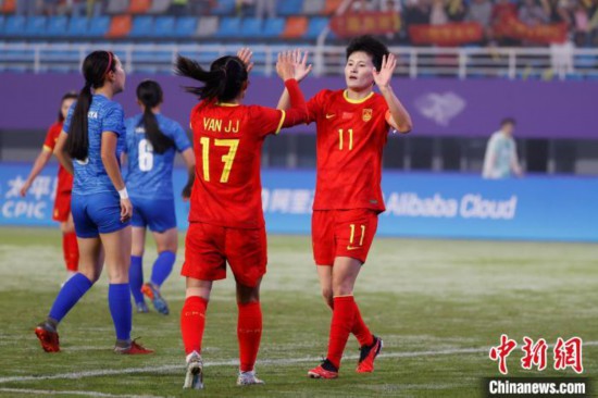 9月22日，在杭州临平体育中心体育场举行的亚运会女足小组赛中，中国女足队长王珊珊(身穿11号球衣者)进球后与队友庆祝。中新社记者 殷立勤 摄