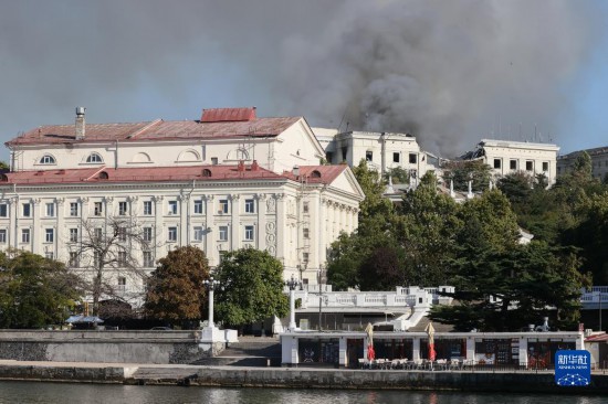 这是9月22日在黑海港口城市塞瓦斯托波尔拍摄的俄罗斯黑海舰队总部的受损建筑。新华社/塔斯社