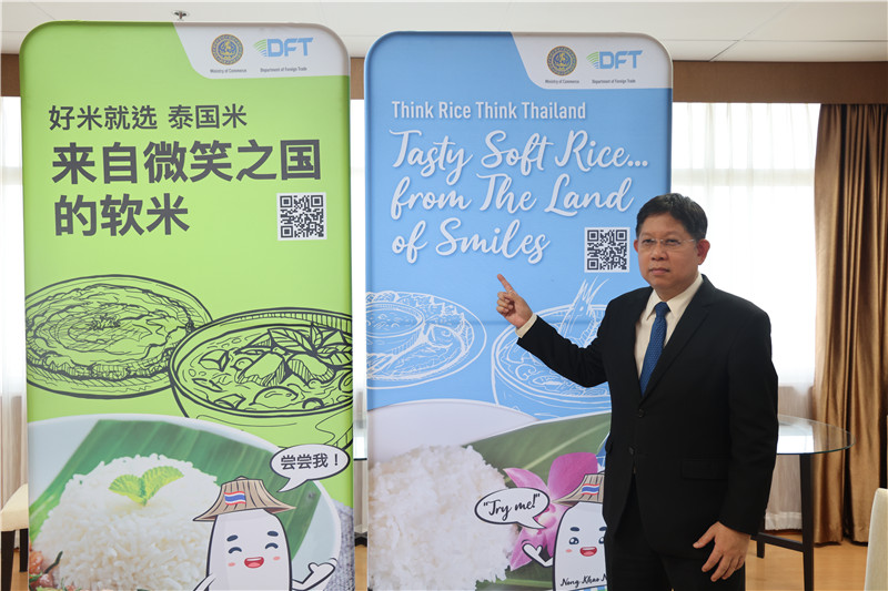 图为泰国商务部国际贸易厅厅长伦纳隆推介软质白米。泰国商务部供图