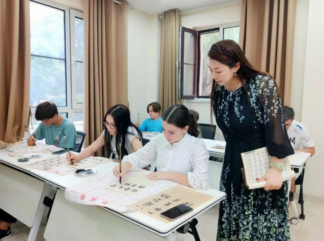 俄罗斯青少年在“你好吗”汉语学校学习中国书法。受访者供图