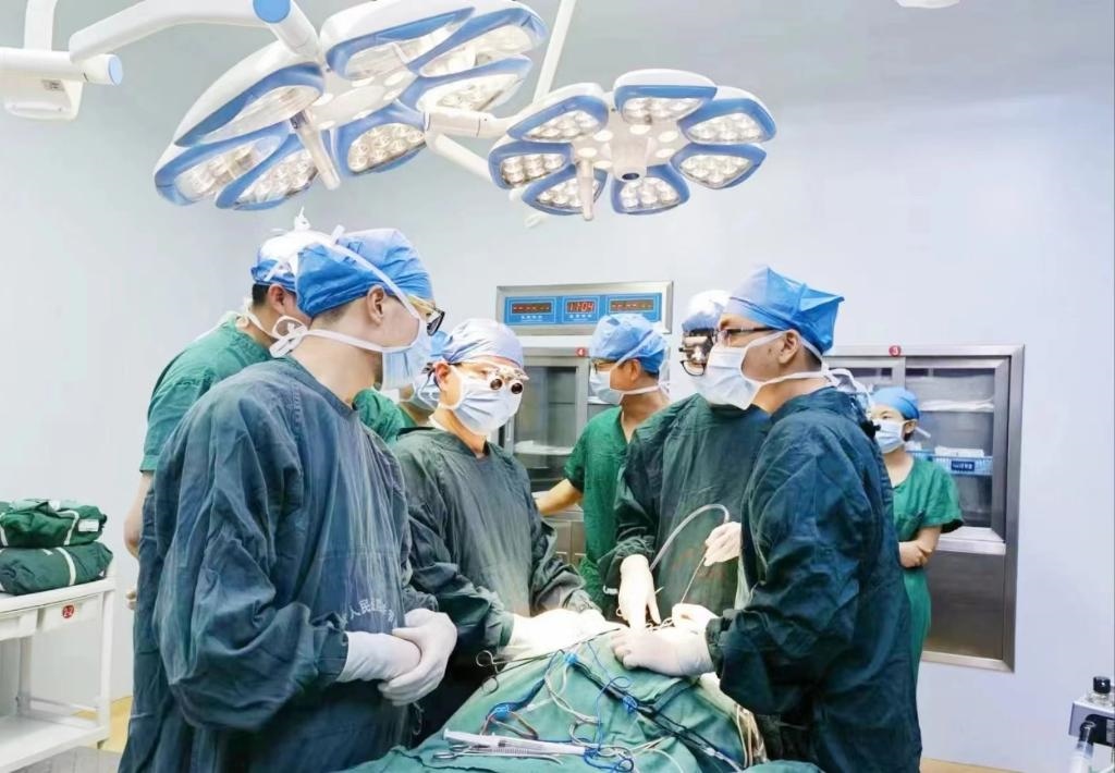浙江省人民医院毕节医院的医师团队正在为患者李老伯进行手术。（王磊波 摄 新华社发）