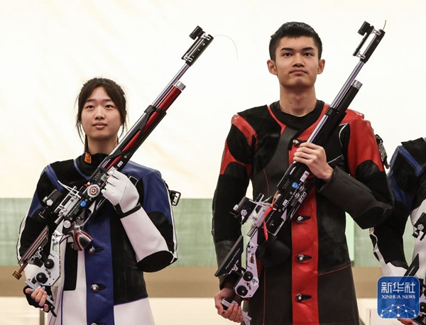 9月26日，盛李豪（右）、黄雨婷在比赛后。当日，在杭州富阳银湖体育中心举行的杭州亚运会射击项目10米气步枪混合团体比赛中，中国组合盛李豪、黄雨婷夺得金牌。新华社记者 单宇琦摄