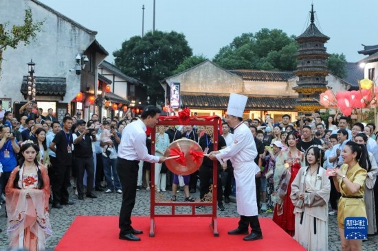 9月27日拍摄的2023年南翔国潮大会暨第十七届上海南翔小笼文化展开幕仪式现场。