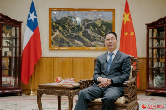 中国驻智利大使牛清报接受人民网专访。 人民网记者 张若涵摄
