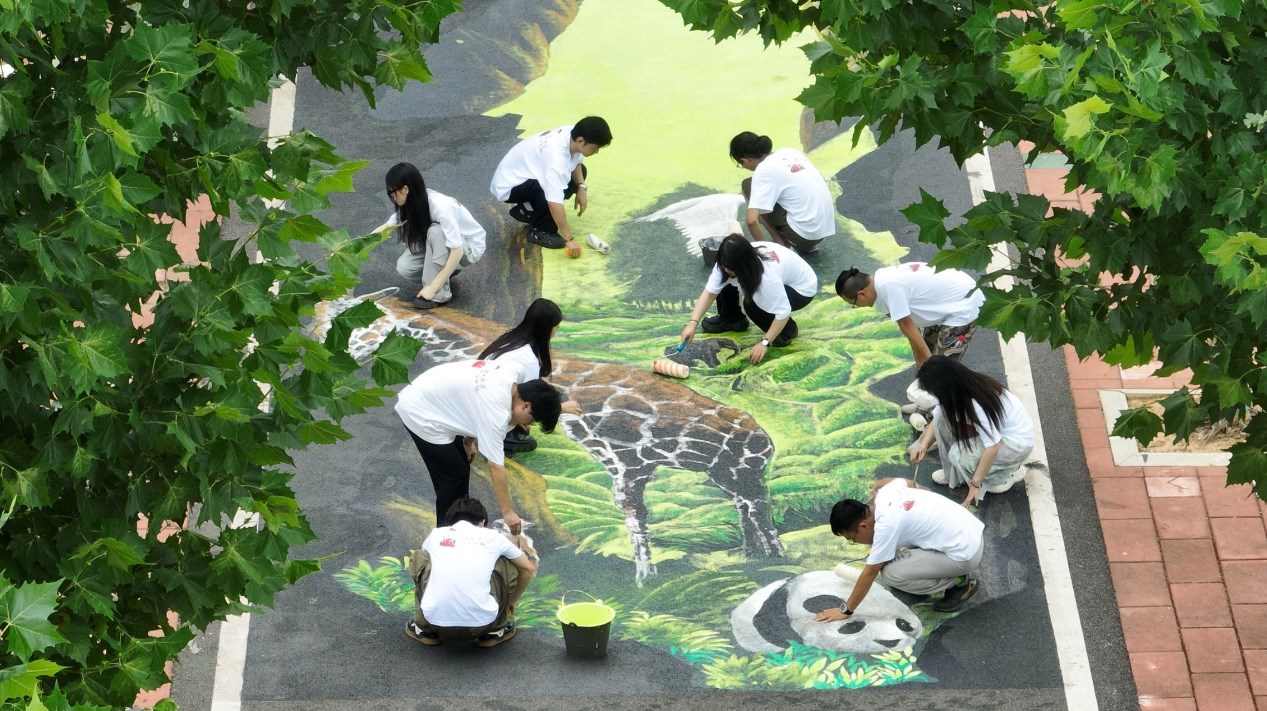 学生们正在进行绘画。受访单位供图