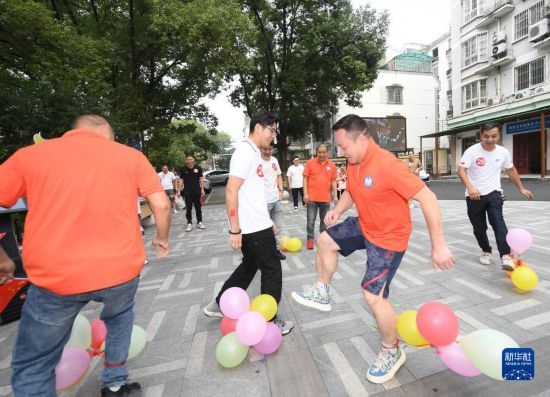 9月28日，在柯桥柯亭社区，各民族居民参加趣味运动会。