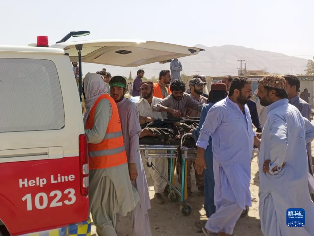 9月29日，救援人员在巴基斯坦俾路支省默斯东地区转移伤者（手机拍摄）。新华社发