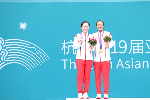 9月29日，郑钦文(右)和朱琳在颁奖仪式上合影。当日，在杭州亚运会网球女子单打决赛中，中国代表团选手郑钦文2:0战胜队友朱琳夺得冠军。人民网记者 李乃妍摄