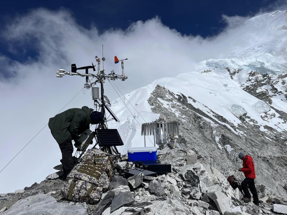 科考队员在海拔6450米架设自动气象站（9月25日摄）。（图片由第二次青藏科考队科考队员提供）