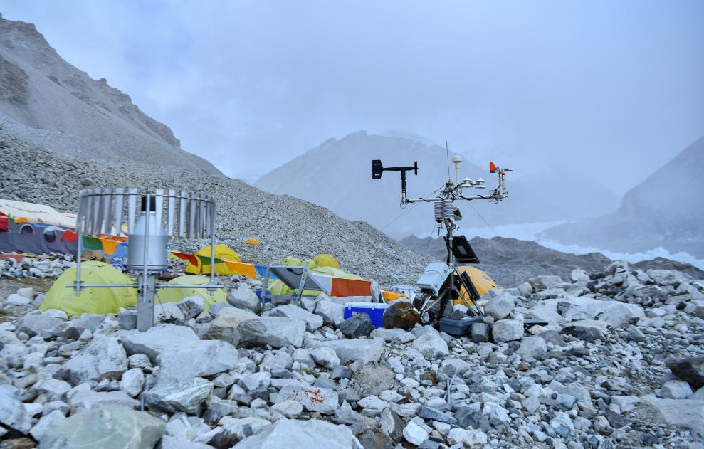位于海拔5700米卓奥友峰前进营地的自动气象站（9月29日摄）。新华社记者晋美多吉 摄