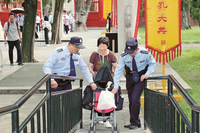 三孔派出所民警贴心帮助游客。胡勇摄