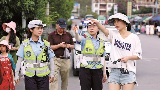 女子中队队员在小七孔景区给游客指路。莫玄毅摄