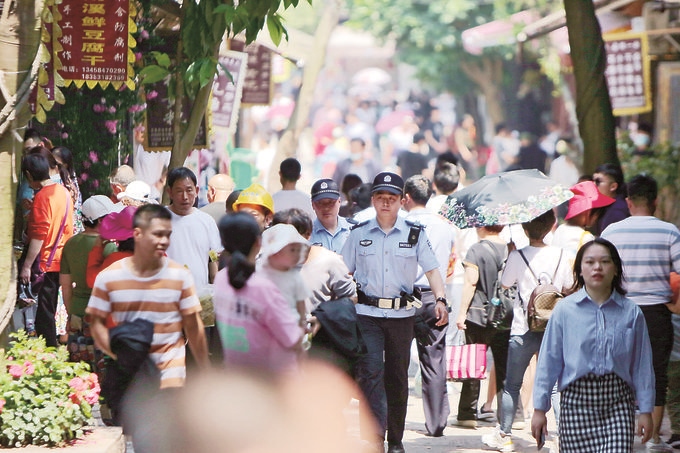 李庄派出所民警在古镇景区巡逻。胡澎摄