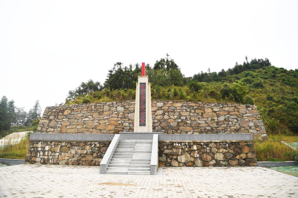 这是9月27日拍摄的田铺大塆后山上的“韩家寨歼灭战纪念碑”。新华社记者张浩然摄