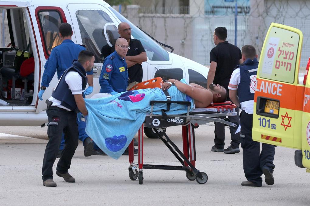 10月7日，在以色列南部城市阿什凯隆，伤者被直升机转运接受治疗。新华社发
