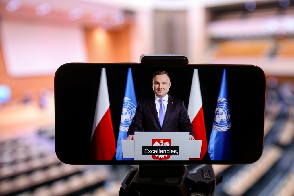 这是2021年2月22日在比利时布鲁塞尔拍摄的波兰总统杜达在联合国人权理事会第46届会议高级别会议上致辞的屏幕画面（背景为联合国人权理事会会场截图）。新华社记者张铖摄