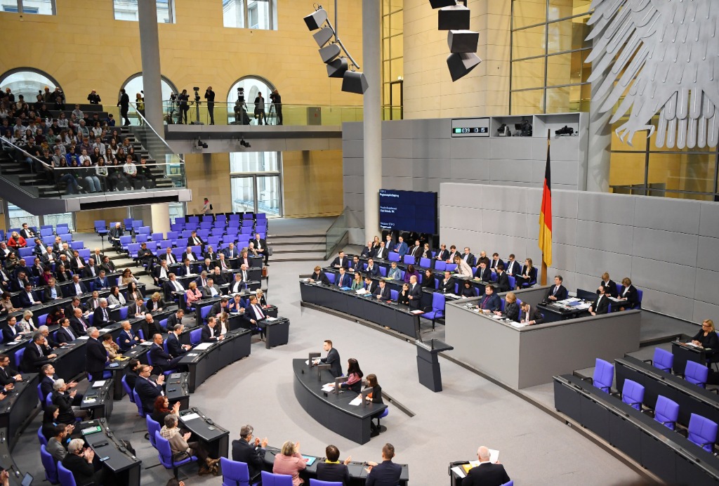 1月25日，德国总理朔尔茨在位于柏林的德国联邦议会接受问询。新华社记者任鹏飞摄