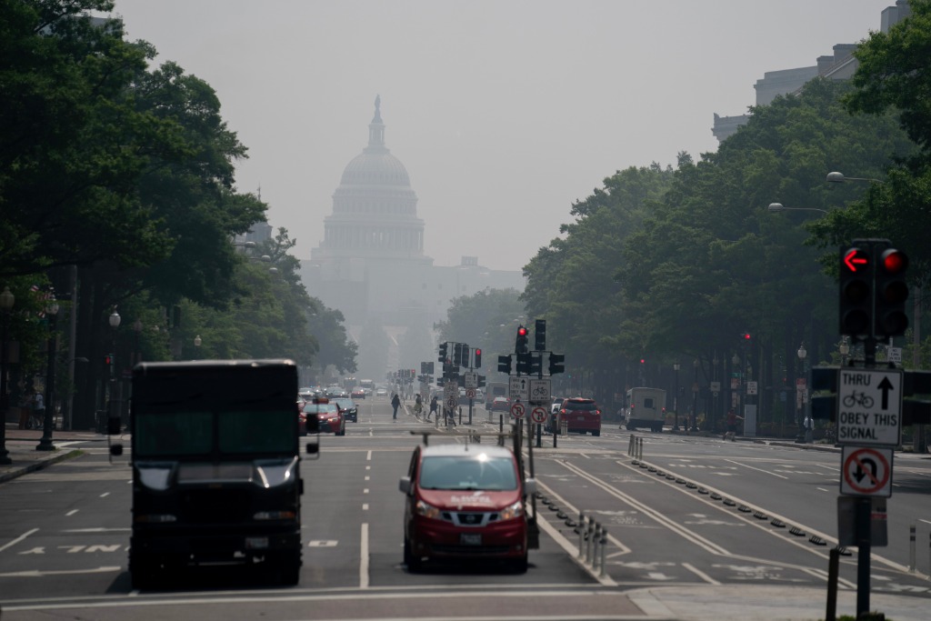 6月29日，在美国首都华盛顿，国会大厦笼罩在烟雾中。新华社记者刘杰摄