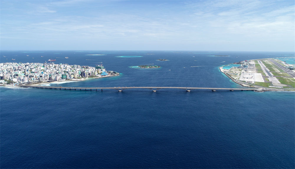 这是航拍的连接马尔代夫首都马累和机场岛的中马友谊大桥（2019年8月30日摄）。新华社发（王明亮摄）