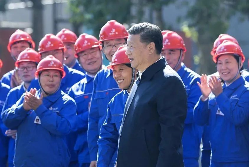 △2018年9月26日，习近平总书记来到中国一重集团，同工人亲切交流。