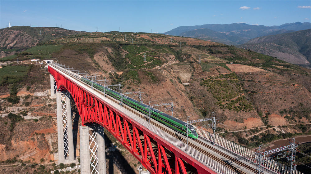 “复兴号”列车通过中老铁路元江特大桥（2022年11月23日摄，无人机照片）。新华社记者 胡超 摄