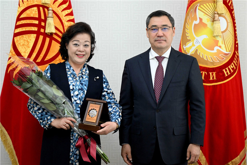 杜德文大使获授吉尔吉斯斯坦“友谊”勋章。驻吉尔吉斯斯坦使馆供图