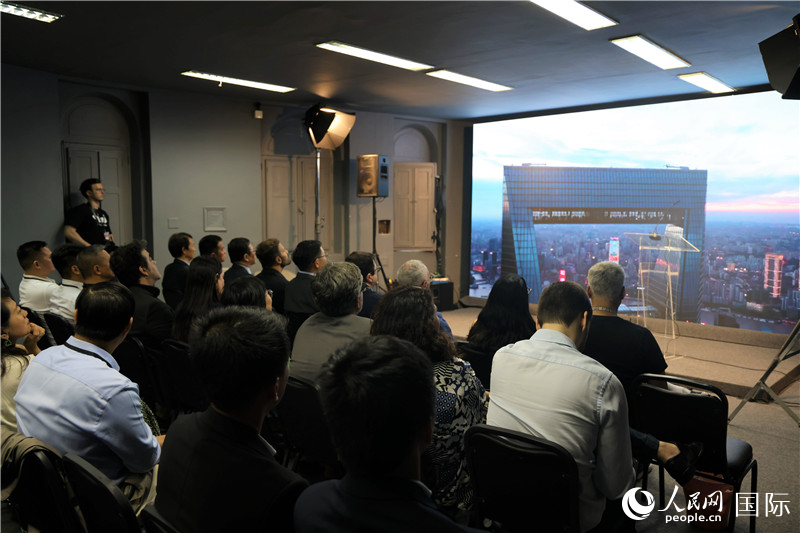与会嘉宾在现场观看“中国影视作品展播季”活动宣传片。人民网记者 时元皓摄