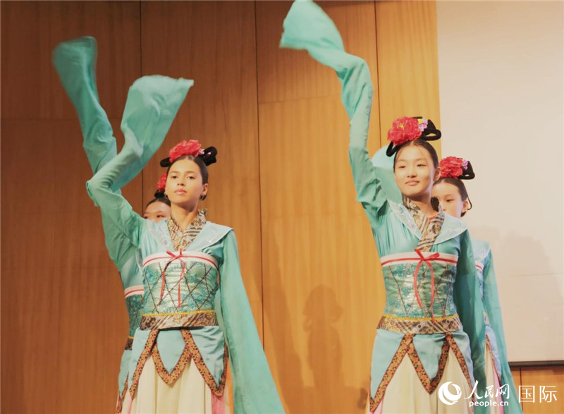 两国文化志愿者共同表演中国传统舞蹈。人民网记者 陈海琪摄